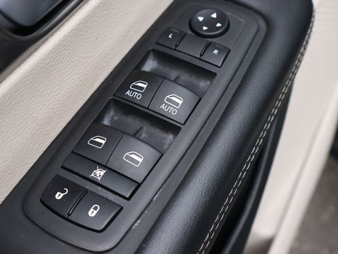 Used 2023 Chrysler Pacifica Touring-L FWD image 8