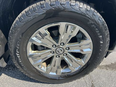 Used 2018 Nissan Titan SV w/ SV Convenience Package AWD/4WD image 13