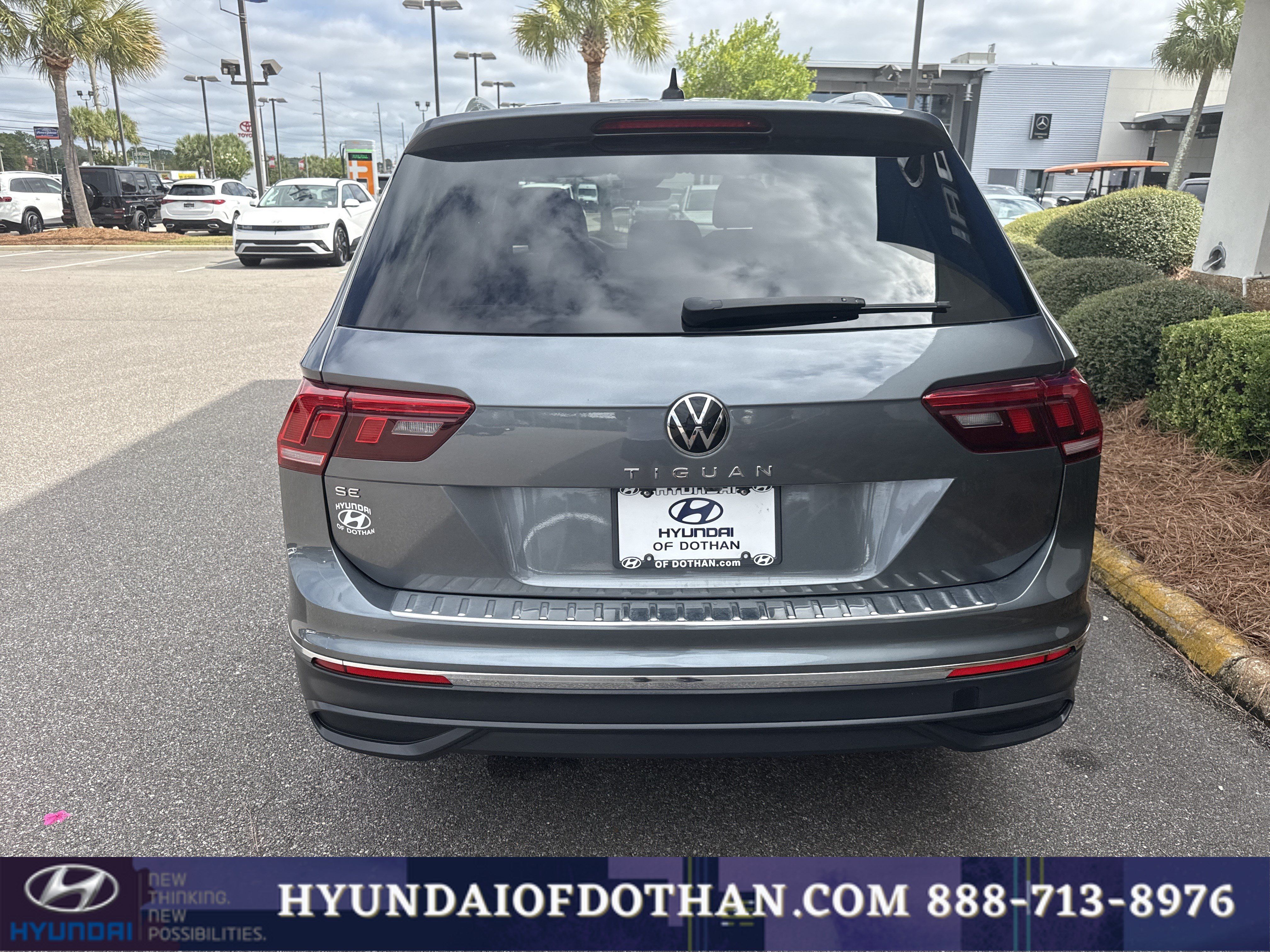 Used 2023 Volkswagen Tiguan SE FWD image 3