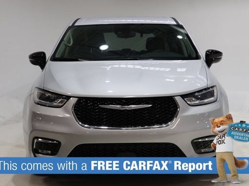 Used 2024 Chrysler Pacifica Touring-L FWD image 2