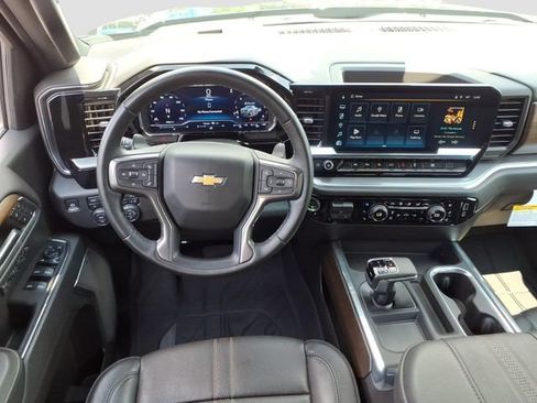 Used 2024 Chevrolet Silverado 1500 High Country w/ High Country Premium Package AWD/4WD image 17