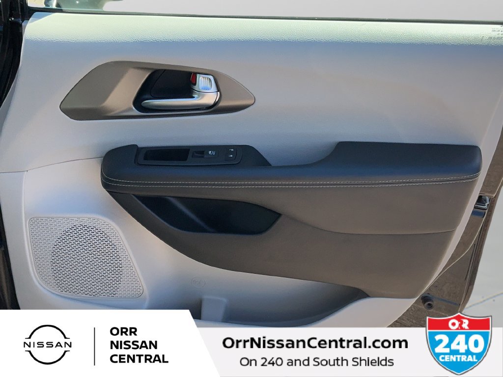 Used 2024 Chrysler Pacifica Touring-L FWD image 10