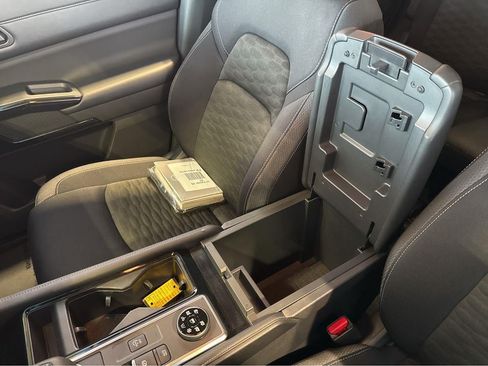 Used 2024 Nissan Pathfinder SV AWD/4WD image 28