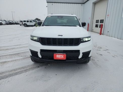 New 2025 Jeep Grand Cherokee L Altitude image 8