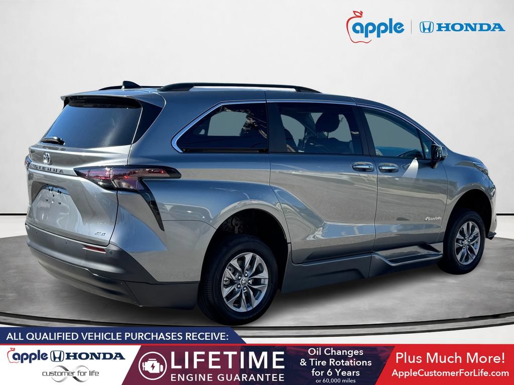 Used 2026 Toyota Sienna XLE FWD image 3