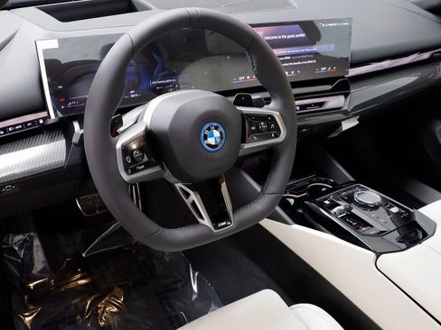 New 2026 BMW 550e xDrive w/ Executive Package image 7