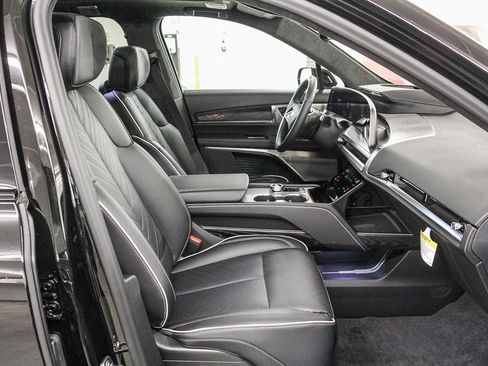 Used 2026 Cadillac Vistiq Platinum image 18