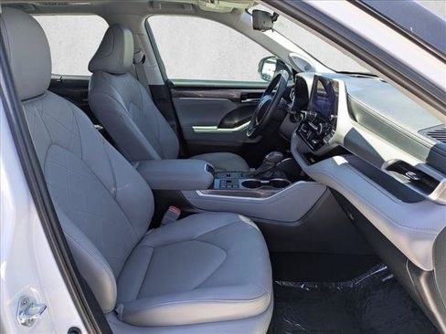 Certified 2024 Toyota Highlander Platinum FWD image 22