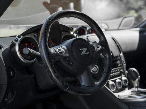 Used 2016 Nissan 370Z Coupe RWD image 8
