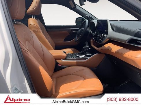 Used 2025 Toyota Highlander Platinum AWD/4WD image 15