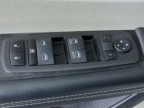 Used 2024 Chrysler Pacifica Touring-L image 15