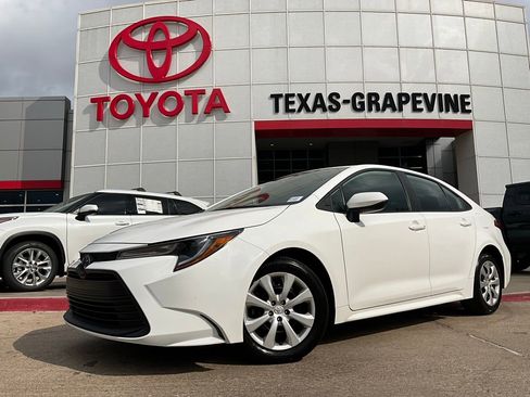 Used 2025 Toyota Corolla LE image 2