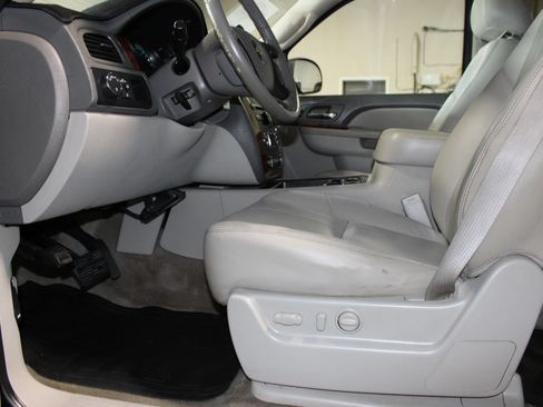Used 2010 Chevrolet Avalanche LT w/ Luxury Package RWD image 27