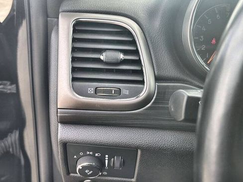 Used 2021 Jeep Grand Cherokee Laredo RWD image 17