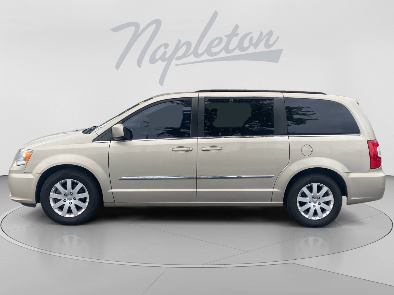 Used 2016 Chrysler Town & Country Touring FWD image 2