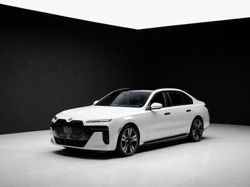Used 2024 BMW i7 xDrive60 w/ M Sport Package RWD image 4