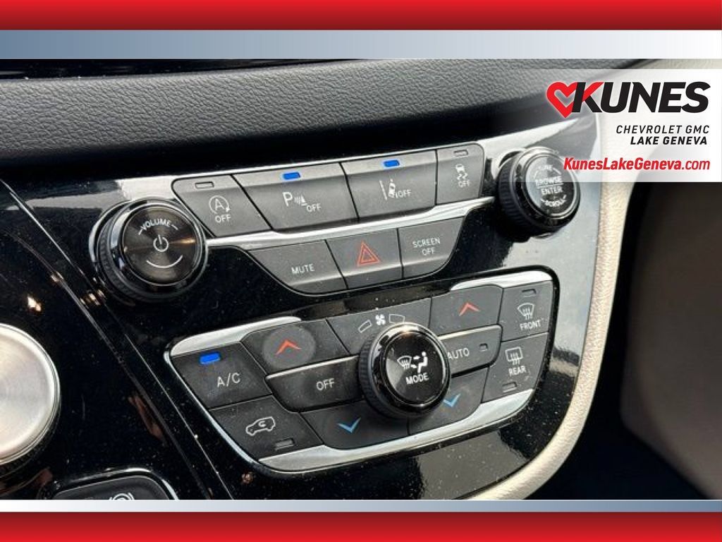 Used 2024 Chrysler Pacifica Touring-L FWD image 19