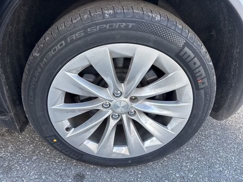 Used 2017 Tesla Model X image 19