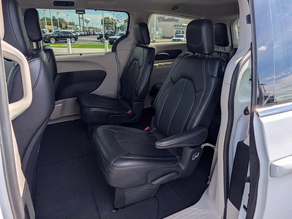 Used 2024 Chrysler Pacifica Touring-L FWD image 15