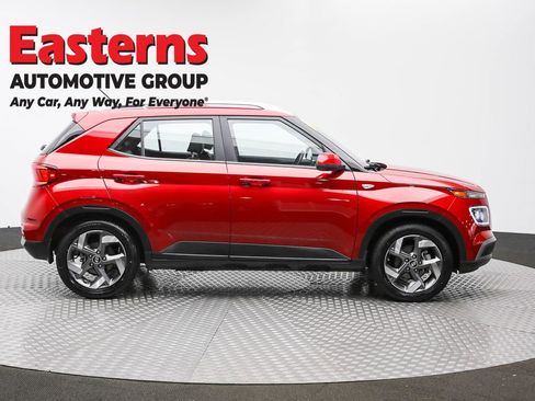 Used 2023 Hyundai Venue Limited image 4