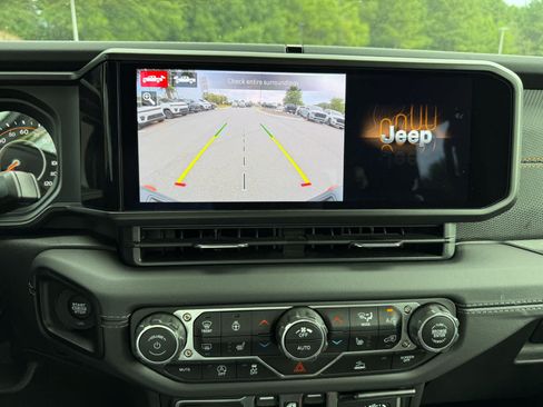 Used 2025 Jeep Gladiator Mojave w/ Convenience Group AWD/4WD image 19