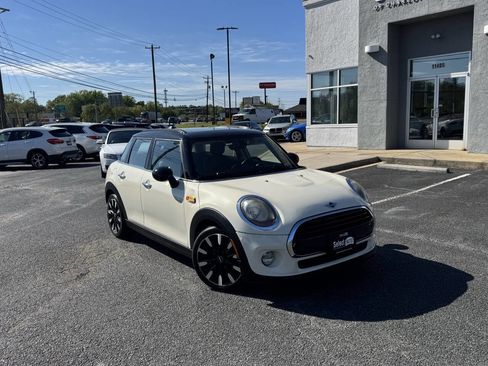 Used 2017 MINI Cooper 4-Door Hardtop image 6