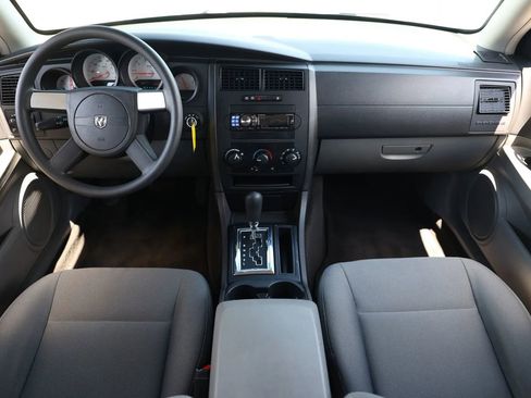 Used 2005 Dodge Magnum SE RWD image 2