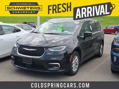 Used 2025 Chrysler Pacifica Select