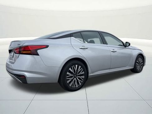 Used 2024 Nissan Altima 2.5 SV image 5
