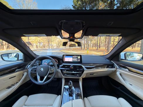 Used 2023 BMW 530i w/ Convenience Package image 2