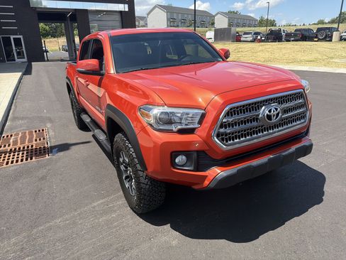 Used 2017 Toyota Tacoma TRD Off-Road w/ Tow Package (A/T) AWD/4WD image 5