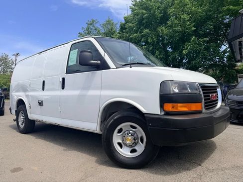 Used 2011 Chevrolet Express 2500 RWD image 2
