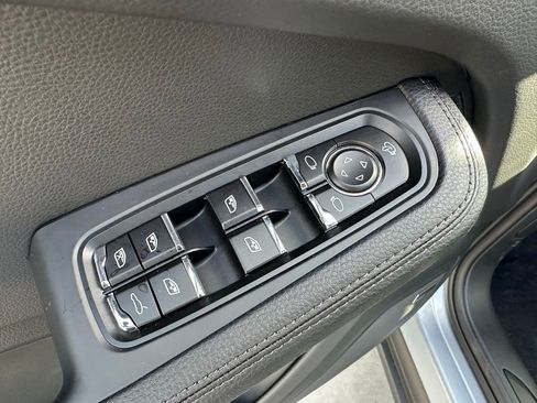 Certified 2025 Porsche Macan image 15