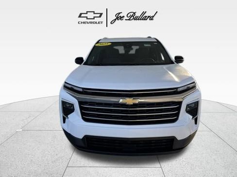 Used 2025 Chevrolet Traverse LT image 3