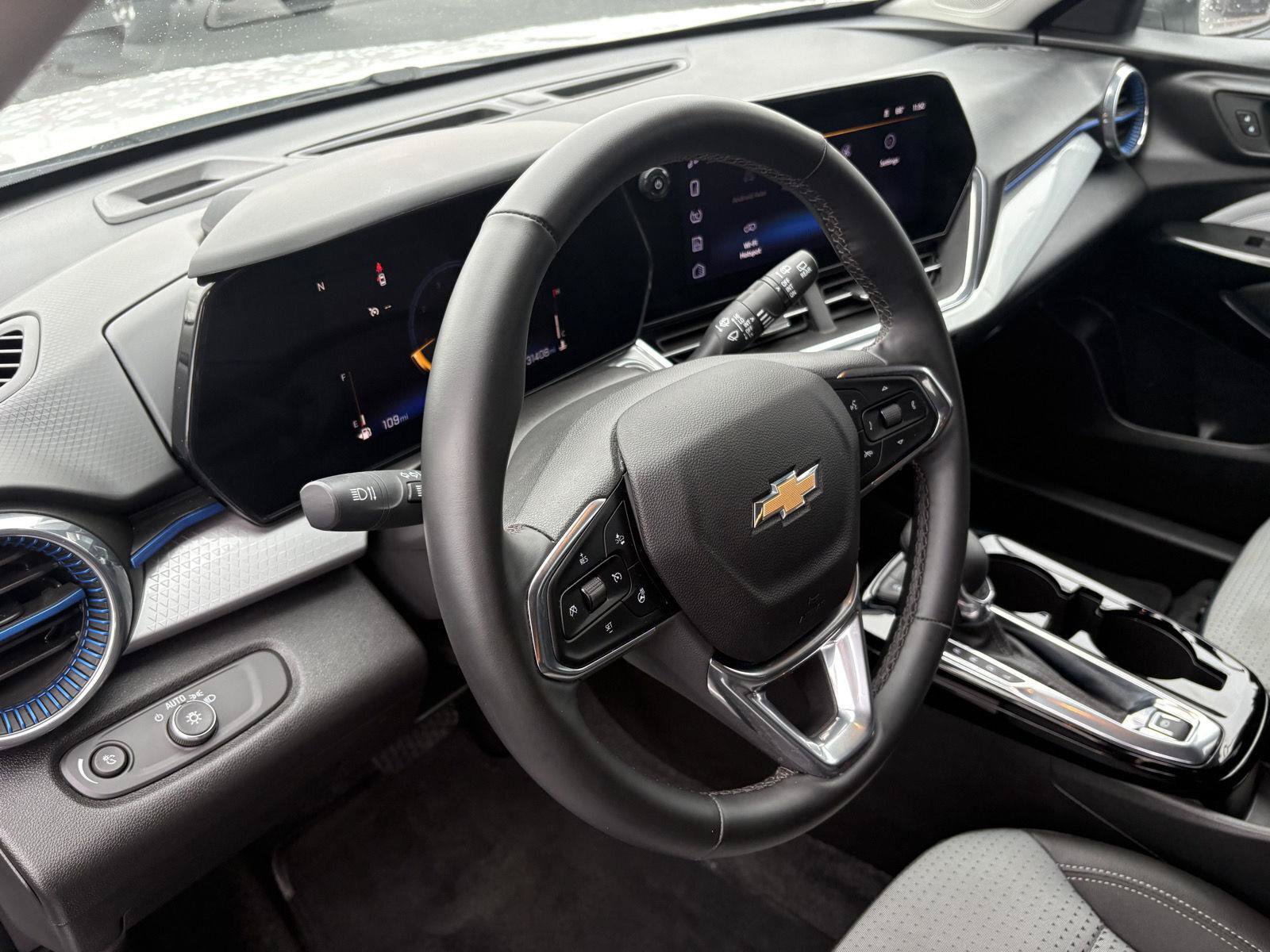 Used 2025 Chevrolet Trax LT w/ LT Convenience Package FWD image 7
