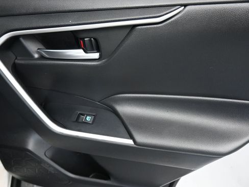 Used 2022 Toyota RAV4 XLE w/ Convenience Package image 32