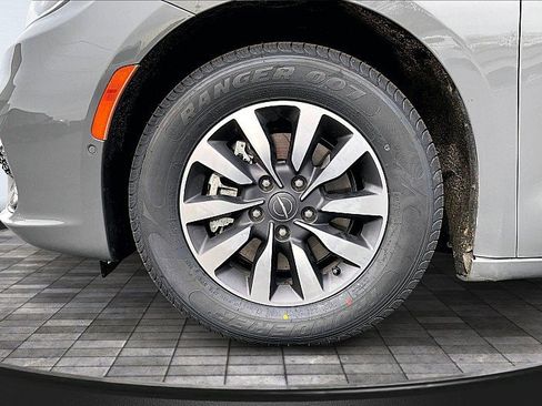 Used 2022 Chrysler Pacifica Touring-L w/ Uconnect Theater Family Group image 9