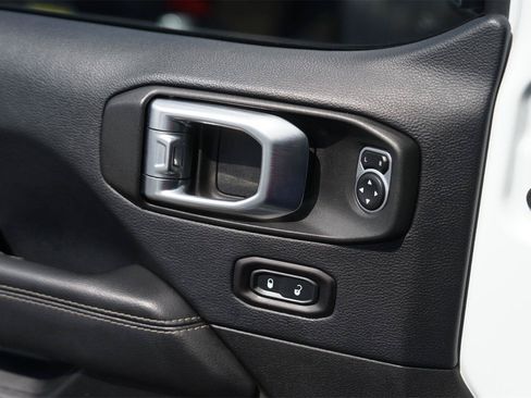 Used 2018 Jeep Wrangler Unlimited Sahara AWD/4WD image 29