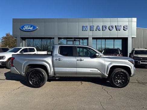 Used 2025 Toyota Tacoma SR5 image 7