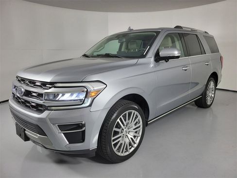 Used 2023 Ford Expedition Limited image 2