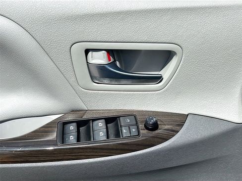Used 2020 Toyota Sienna XLE FWD image 17
