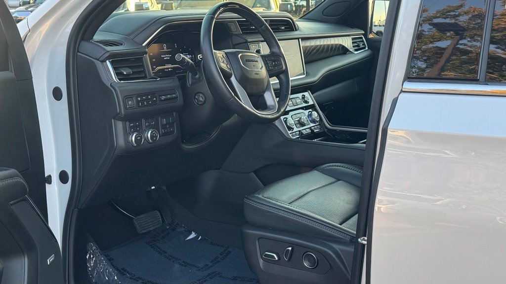 Used 2023 GMC Yukon Denali w/ Advanced Technology Package AWD/4WD image 24