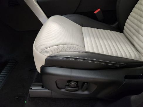 New 2026 Land Rover Discovery Limited Edition image 23