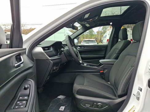 New 2025 Jeep Grand Cherokee Laredo X w/ Luxury Tech Group I image 9