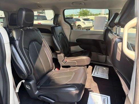 Used 2022 Chrysler Pacifica Touring-L FWD image 16