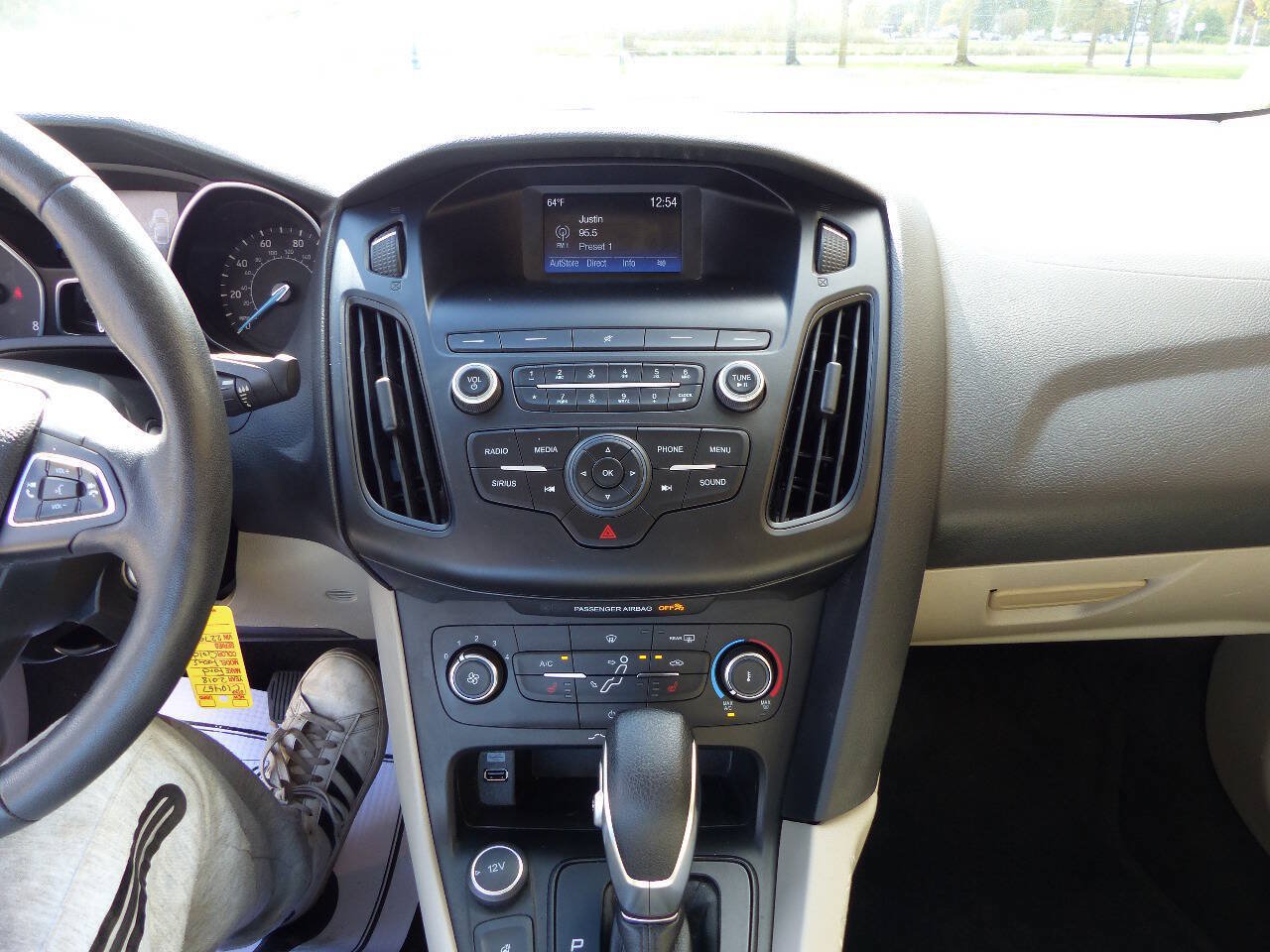 Used 2018 Ford Focus SE w/ Cold Weather Package FWD image 28