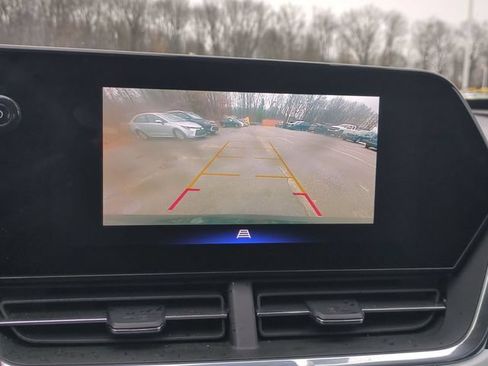 Used 2025 Chevrolet Trax LT FWD image 13