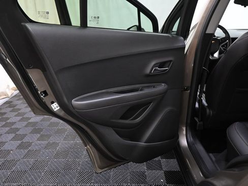 Used 2020 Chevrolet Trax LT w/ Driver Confidence Package FWD image 26