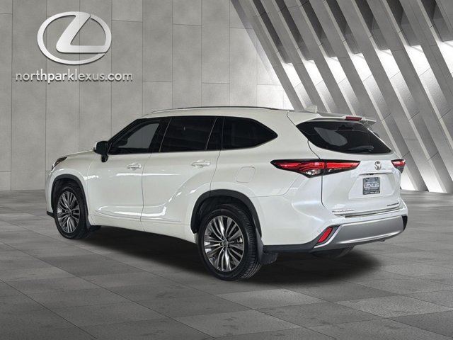 Used 2021 Toyota Highlander Platinum AWD/4WD image 2