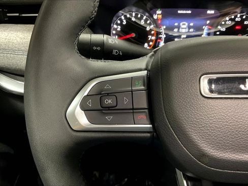 Used 2025 Jeep Compass Latitude w/ Sun & Sound Group AWD/4WD image 18